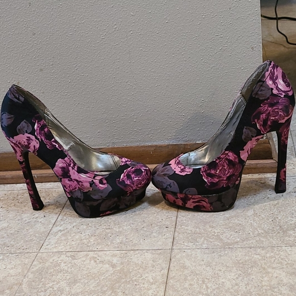 Black floral pink/gray rose 7 1/2 heels - Picture 4 of 8